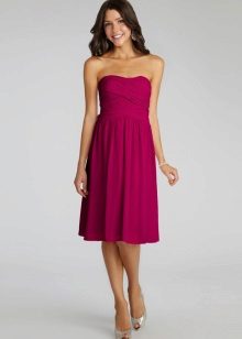 Geeigneter Stil für pinkfarbenes Kleid