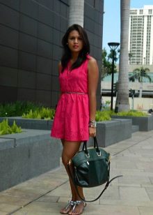 فستان فوشيا مع حقيبة خضراء