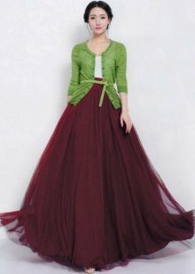 Die Kombination der Farbe Marsala mit Grün in einem lässigen Outfit