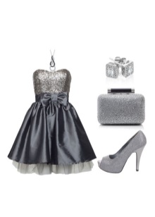 Gümüş takılar ile gri elbise