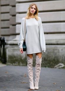 Vestido gris cálido con botas altas