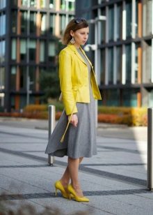 Gelbe Strickjacke und gelbe Schuhe zu einem grauen Kleid