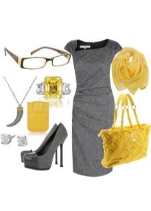 Grijze jurk gecombineerd met gele accessoires