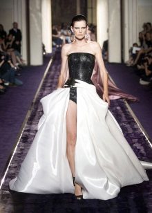 Pakaian Perkahwinan Versace dengan Korset Hitam