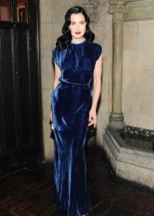 Dita Von Teese con un vestido de terciopelo azul oscuro