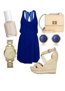 Sandali beige e accessori beige per un vestito blu scuro