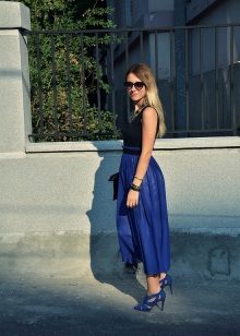 Blaue Sandalen für ein dunkelblaues Kleid