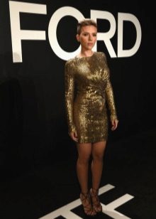 „Scarlett Johansson“ auksinė suknelė