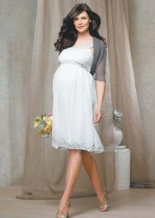 Bijela haljina u stilu Empire za trudnice