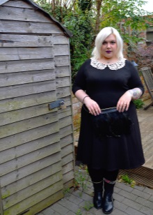 Црна хаљина са белим овратником за вишак килограма