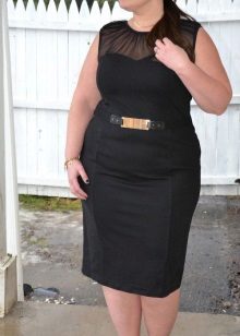 Черна рокля с обвивка без среден ръкав за дебели жени