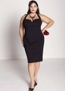 Melna kleita ar dziļu kakla izgriezumu sievietēm ar lieko svaru
