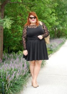 Μικρό μαύρο φόρεμα με διαφανή μανίκια για παχύσαρκα κορίτσια