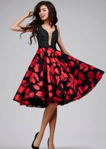 فستان أسود مع زهور حمراء