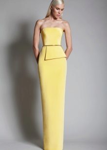 فستان رمادي-أصفر للشقراء
