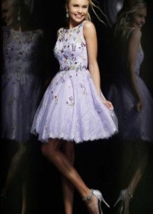 Rochie de culoare lila pal pentru o blondă cu ochi căprui