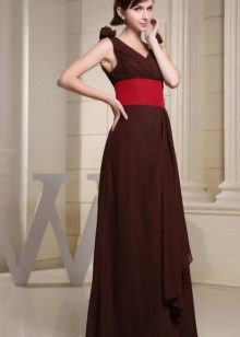 Bruine jurk met een rode riem
