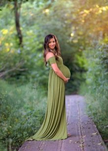 Hình ảnh của một phụ nữ mang thai trong một chiếc váy