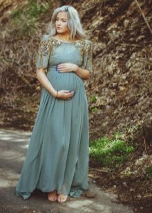 Fotografska fotografija trudnice u haljini