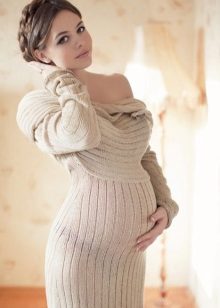 Valokuvan kuvaus raskaana olevasta naisesta mekossa