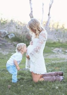 Бяла рокля за бременна фотосесия - син целува корема