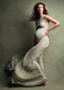 Lång klänning för en gravid tjej för en fotografering - kläder för gravida kvinnor för en fotografering