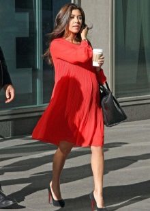 Червена рокля за майчинство с черни обувки и черна чанта