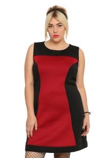 Kilolu kadınlar için kırmızı-siyah elbise