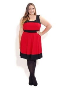 Црвена хаљина са црним украсом на врату и доњим сукњама за жене с претежом тежином