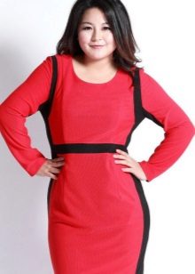 Punainen mekko mustalla korostuksella ylipainoisille naisille