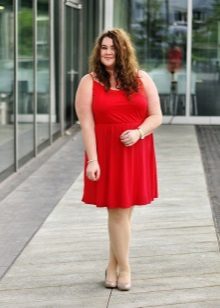 Червена рокля за пълни жени със светла коса с нежна кожа