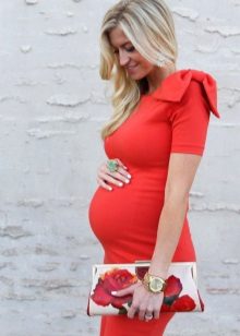 Elegantní šaty pro těhotné ženy