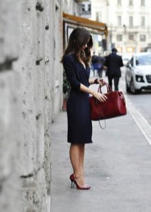 Червена чанта за тъмна офис рокля