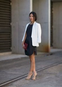 Áo khoác trắng cho váy công sở màu đen
