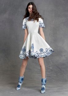 Suknelė su mėlynais siuvinėjimais