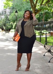 Fekete köpenyes ruha elhízott nők számára khaki dzsekivel kombinálva