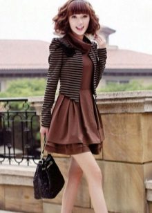 Black handbag and striped jacket for a dress of chocolate color