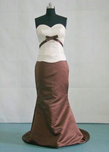 Schokoladenfarbenes Kleid mit weißem Oberteil