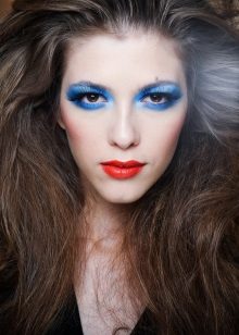 Disco make-up s modrými tieňmi