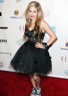 Avril Lavigne pankroko suknelėje