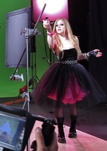 Kısa punk rock elbiseli Avril Lavigne