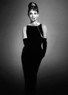 Siyah elbiseli Audrey Hepburn