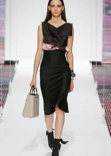 Chanel-štýl šaty s kontrastnými prvkami