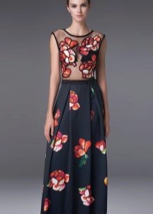 Čierne večerné šaty s kvetinovou potlačou