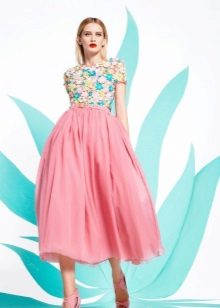 Цветна рокля midi с флорален принт