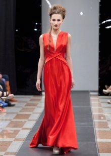 Satininė raudona graikų suknelė