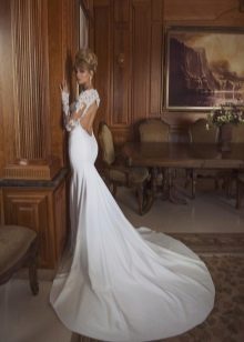 Vestuvinė suknelė su ilgomis grindimis ilgio grindimis su atvira nugara