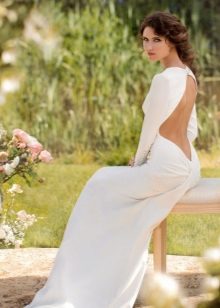 Weißes bodenlanges Kleid mit offenem Rücken