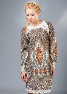 Kjole i russisk stil med mønstre og blonder på nederkant