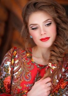Μακιγιάζ για ένα φόρεμα στο ρωσικό ύφος